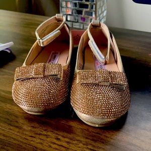 Girls gold flats. NWT.